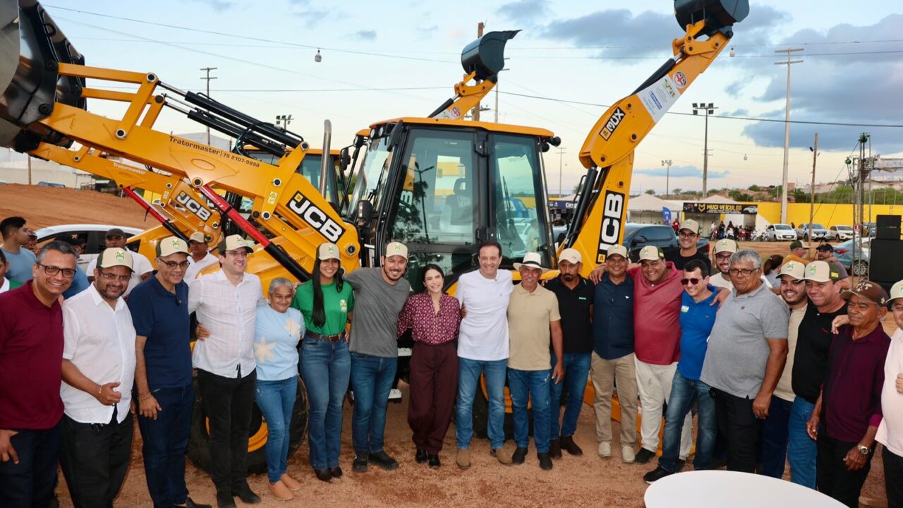 André Moura participa da entrega de retroescavadeiras em Canindé do São Francisco
