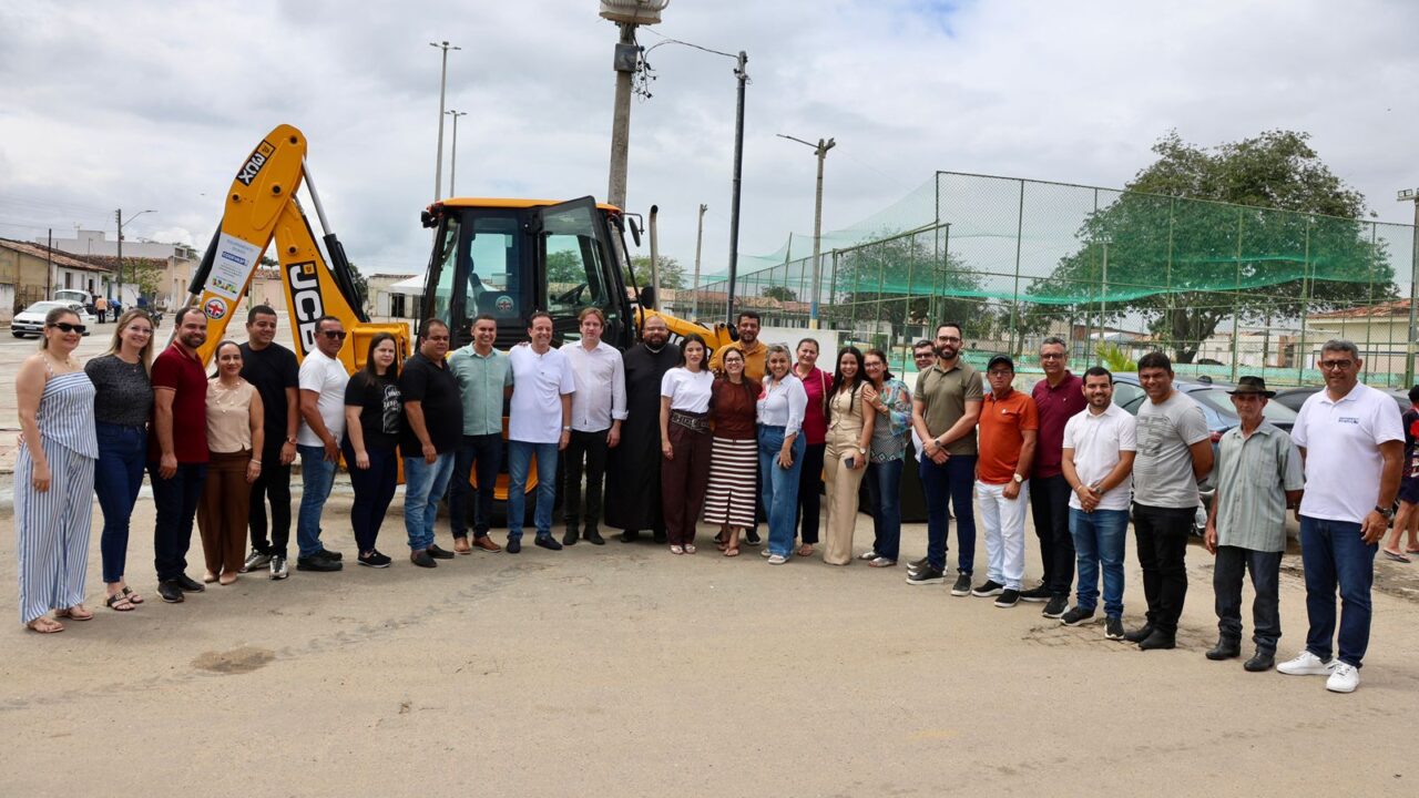 André e Yandra participam da entrega de retroescavadeira em São Miguel do Aleixo