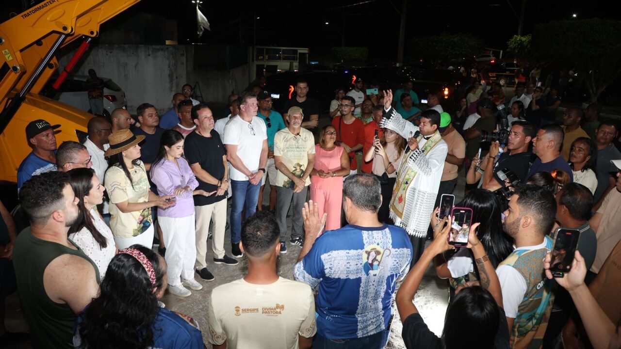 Divina Pastora recebe retroescavadeira e trator para fortalecer o trabalho no campo