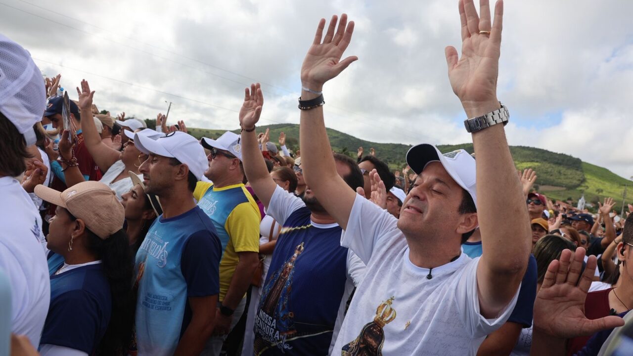 Em dia de fé, trabalho e compromisso, André Moura percorre Sergipe em romaria, entregas e comemoração