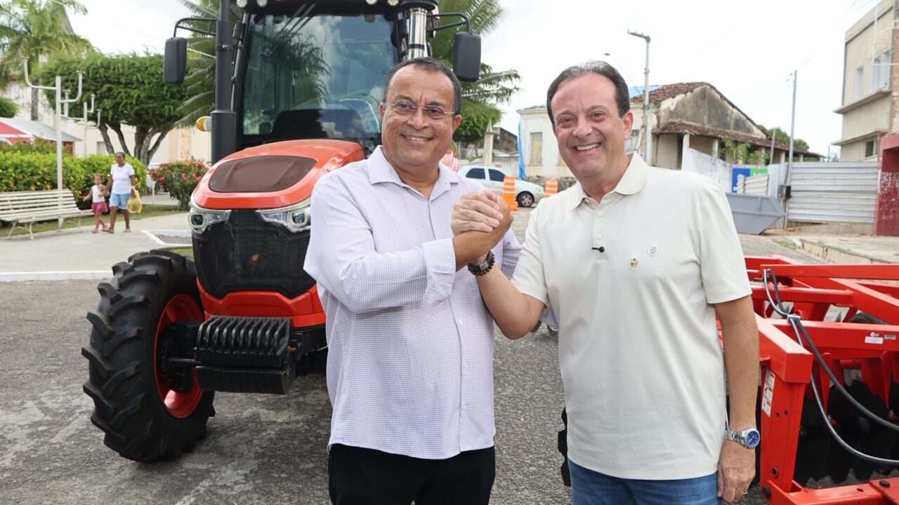André Moura participa de entrega de equipamentos agrícolas em Rosário do Catete