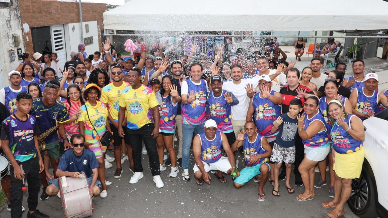 André Moura cai na folia momesca nos blocos de rua e participa de festas tradicionais em Sergipe