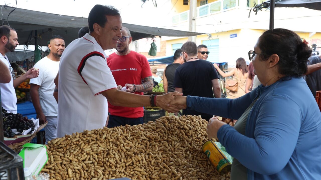 André Moura inicia domingo com missa e visita à feira do bairro América cercado de aliados
