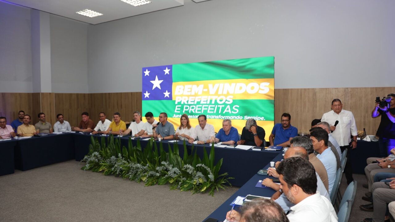 A convite de Fábio Mitidieri, André Moura participa de reunião com prefeitos aliados em Aracaju