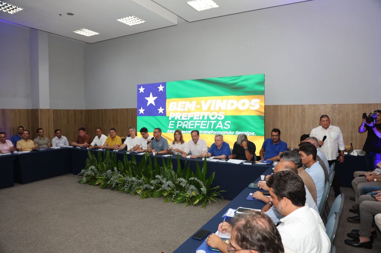 Prefeitos de diversos municípios de Sergipe em reunião com Fábio Mitidieri e André Moura