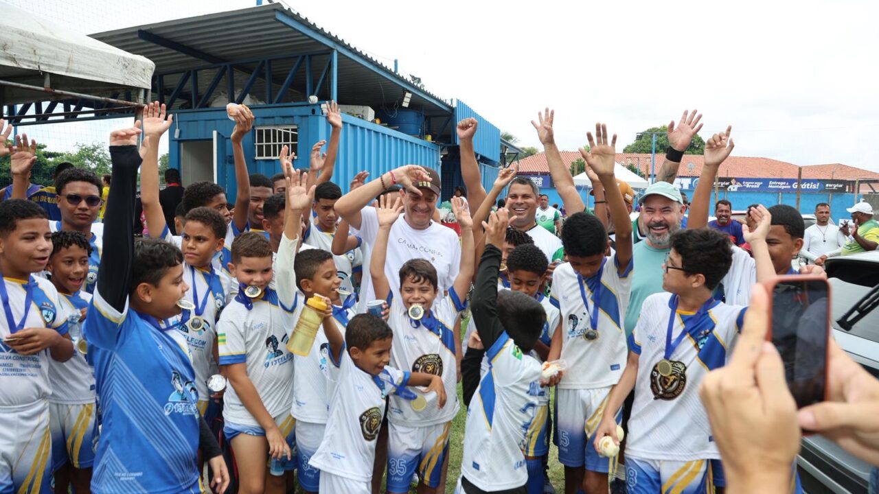 André Moura caminha na orla, participa de torneio e toma café no Mercado do Augusto Franco