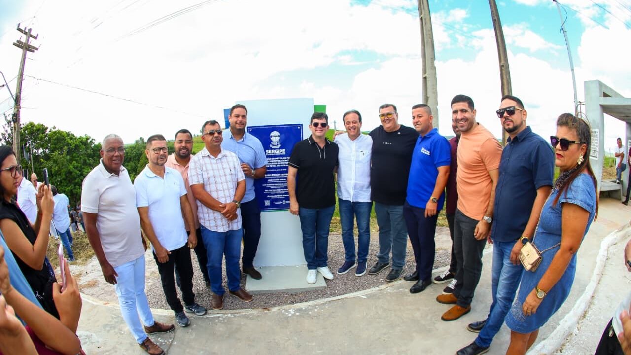 “É assim que se transforma a vida das pessoas”, afirma André Moura durante entrega de pavimentação em São Cristóvão