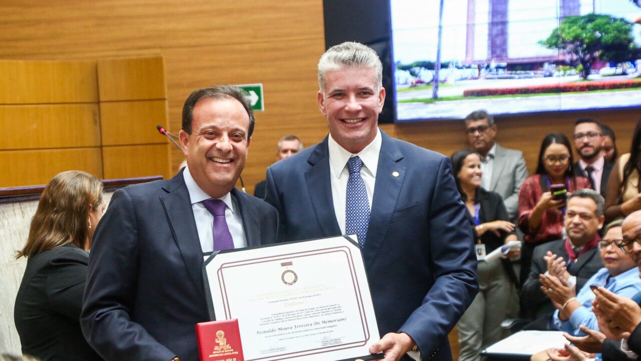 André representa família em homenagem a Reinaldo Moura na Alese