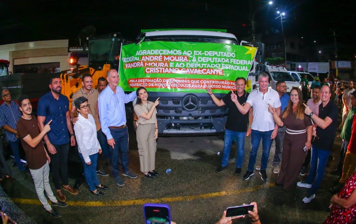 André Moura participa de entrega de veículos e assinatura da ordem de serviço para reforma da Quadra do Sesi, em Carmópolis